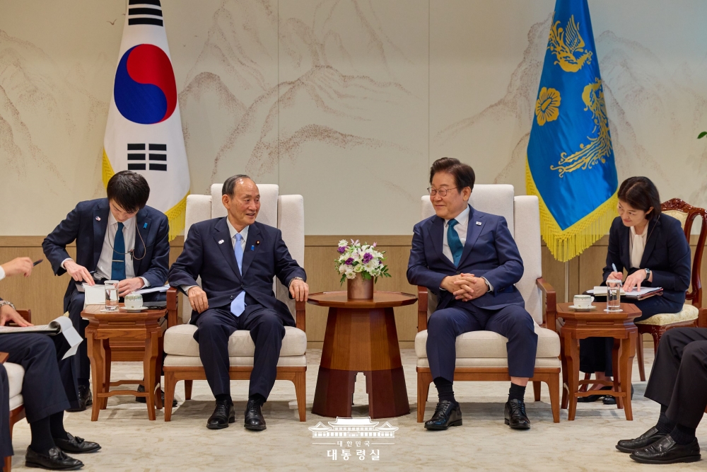 이재명 대통령, 스가 요시히데 전 총리 접견